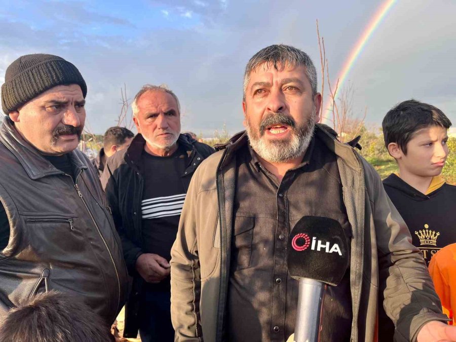 Elinde Orakla Çatıya Çıkıp Evini Yıktırmamak İçin Direndi