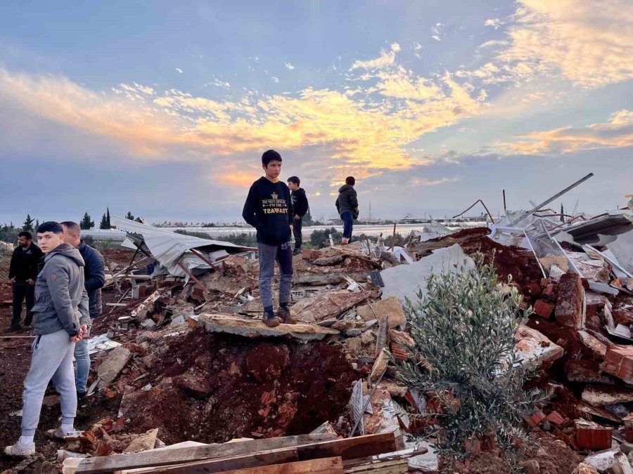 Elinde Orakla Çatıya Çıkıp Evini Yıktırmamak İçin Direndi