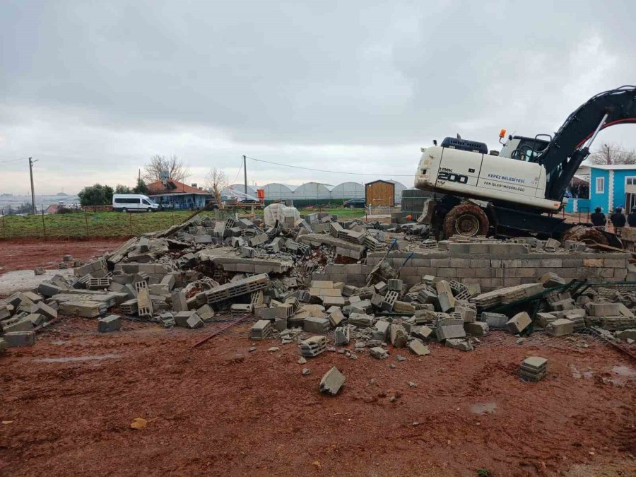 Elinde Orakla Çatıya Çıkıp Evini Yıktırmamak İçin Direndi