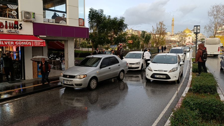 Kaza Sonrası Şoka Giren Sürücüyü Araçtan Kimse İndiremedi