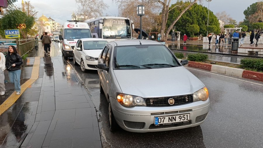 Kaza Sonrası Şoka Giren Sürücüyü Araçtan Kimse İndiremedi