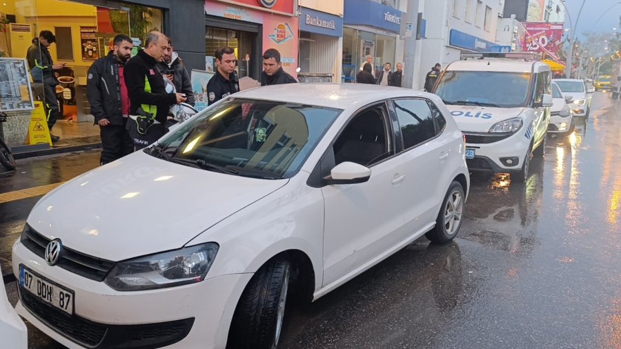 Kaza Sonrası Şoka Giren Sürücüyü Araçtan Kimse İndiremedi