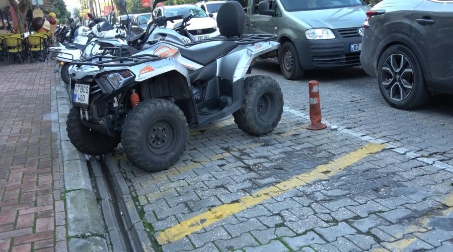 Taksi Şoförü, Aracını Çizdikleri Gerekçesiyle Kazak Paralimpik Bisiklet Sporcularına Saldırdı