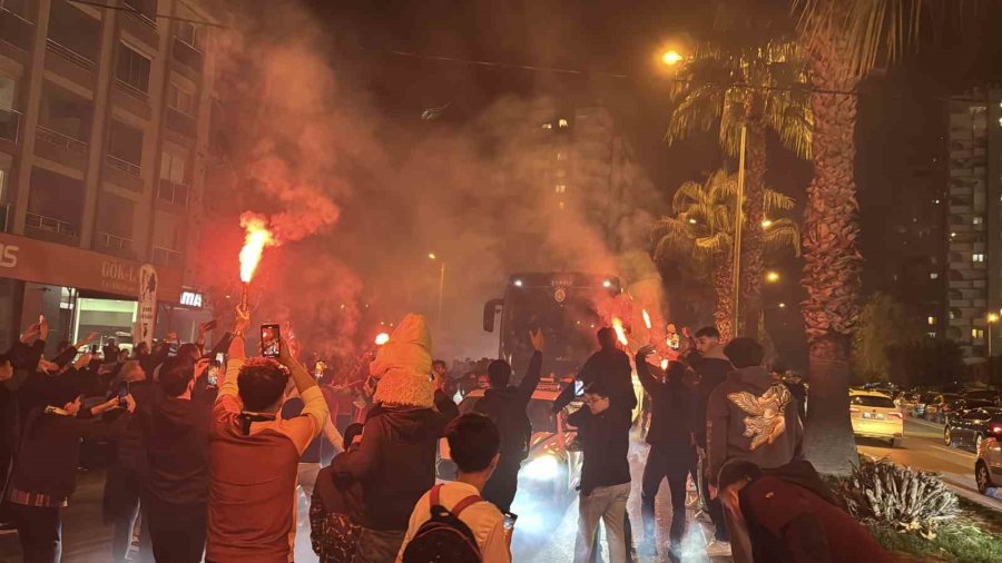 Galatasaray Kafilesine Mersin’de Coşkulu Karşılama