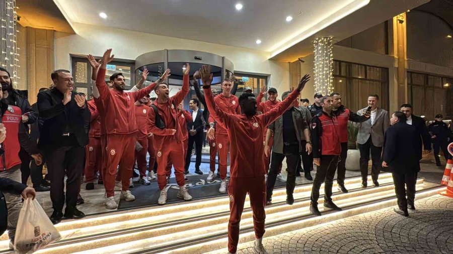 Galatasaray Kafilesine Mersin’de Coşkulu Karşılama