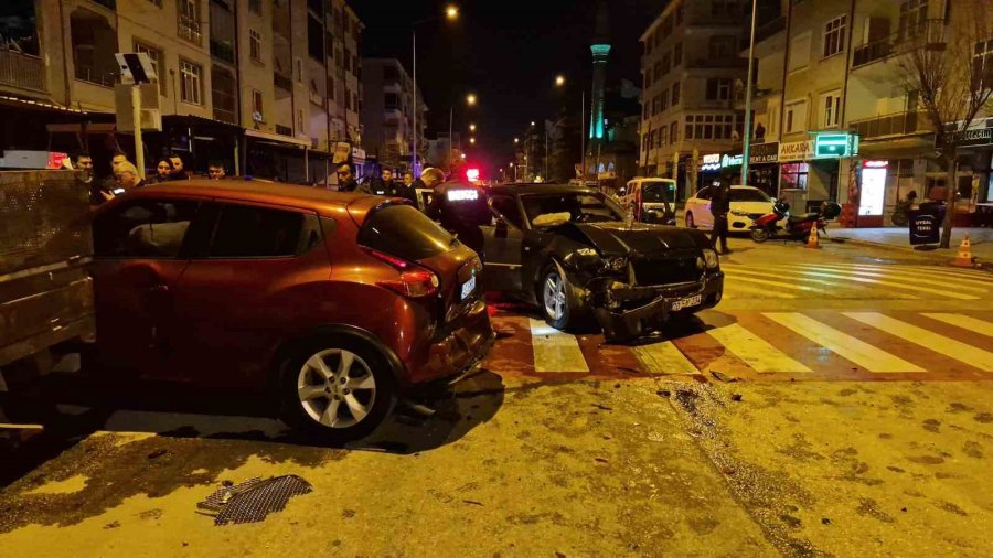 Karaman’da 2 Kişinin Yaralandığı Kaza Anı Kamerada