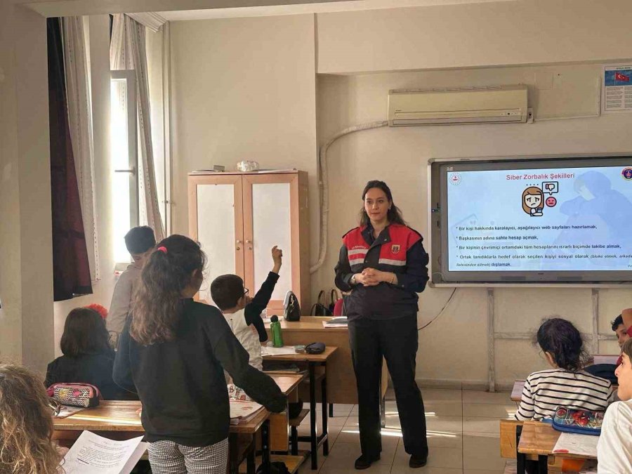 Mersin’de Öğrencilere Siber Farkındalık Eğitimi Verildi