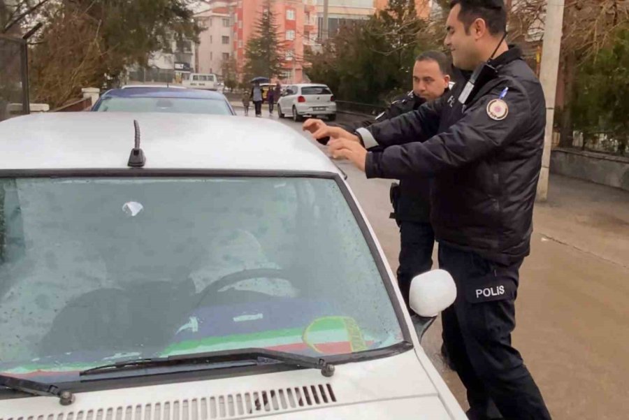 Öyle Derin Uyumuş Ki Polis Sallayarak Uyandırdı