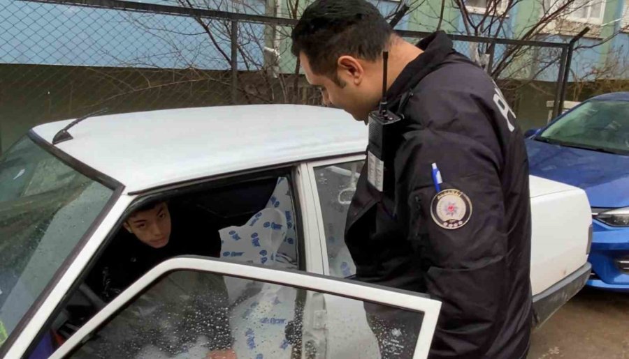 Öyle Derin Uyumuş Ki Polis Sallayarak Uyandırdı