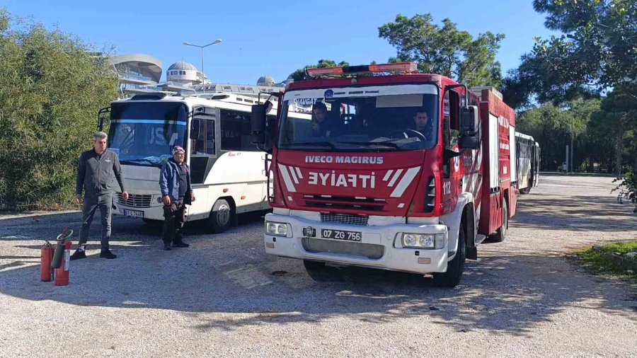 Manavgat’ta Otel Servis Minibüsü Yandı