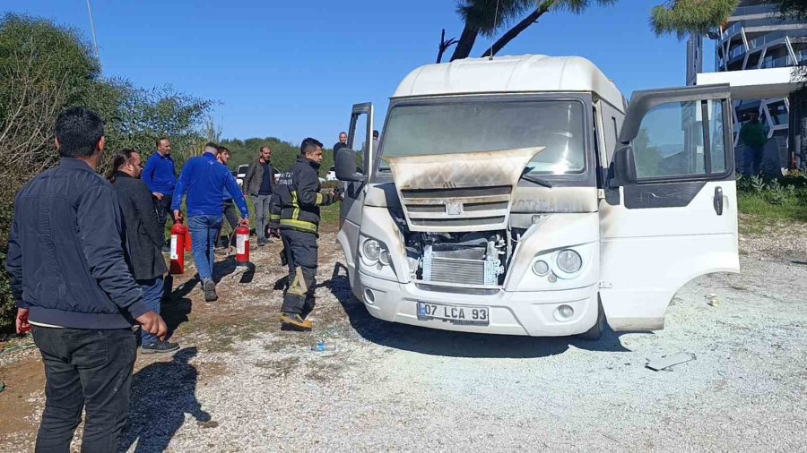 Manavgat’ta Otel Servis Minibüsü Yandı