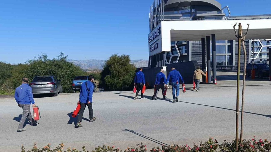 Manavgat’ta Otel Servis Minibüsü Yandı