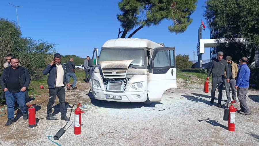 Manavgat’ta Otel Servis Minibüsü Yandı