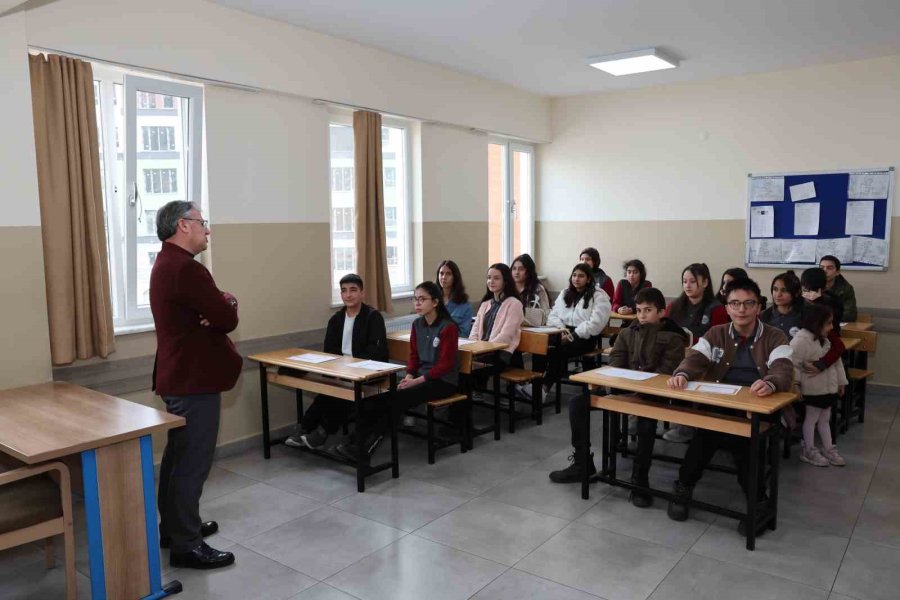 Başkan Özdoğan, Öğrencilerin Karne Sevincine Ortak Oldu