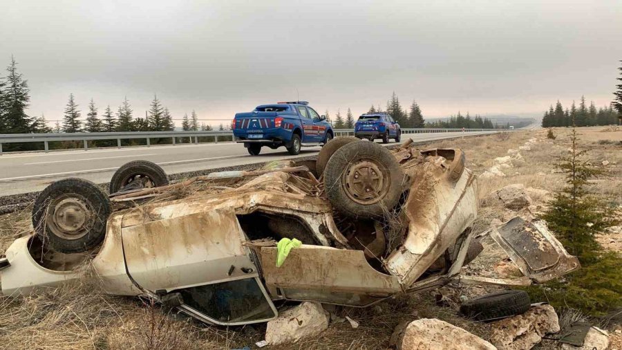 Karaman’da Hafif Ticari Araç Otomobile Arkadan Çarptı: 4 Yaralı