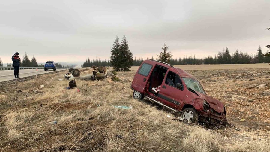 Karaman’da Hafif Ticari Araç Otomobile Arkadan Çarptı: 4 Yaralı