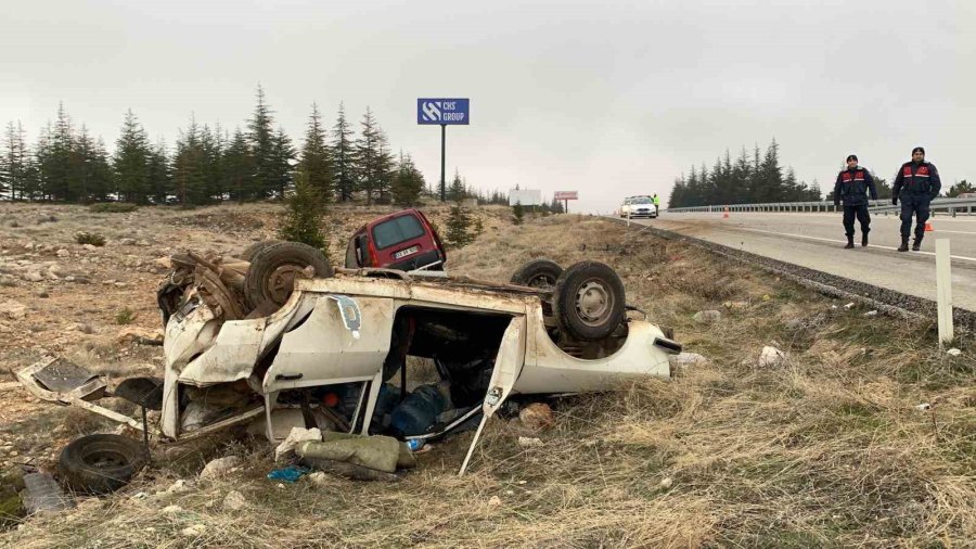 Karaman’da Hafif Ticari Araç Otomobile Arkadan Çarptı: 4 Yaralı