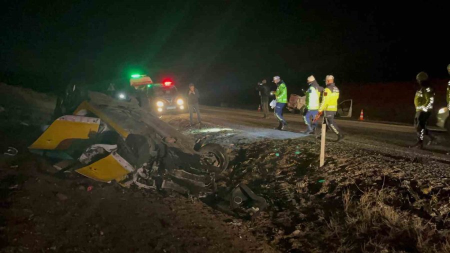 Eskişehir’de İki Araç Kafa Kafaya Çarpıştı: 1 Ölü, 5 Yaralı