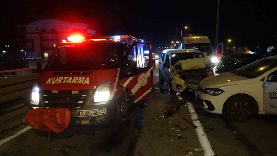 Antalya’da 4 Araçlı Zincirleme Kaza: 3 Yaralı