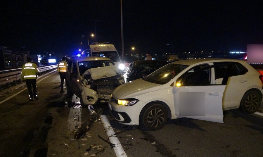 Antalya’da 4 Araçlı Zincirleme Kaza: 3 Yaralı