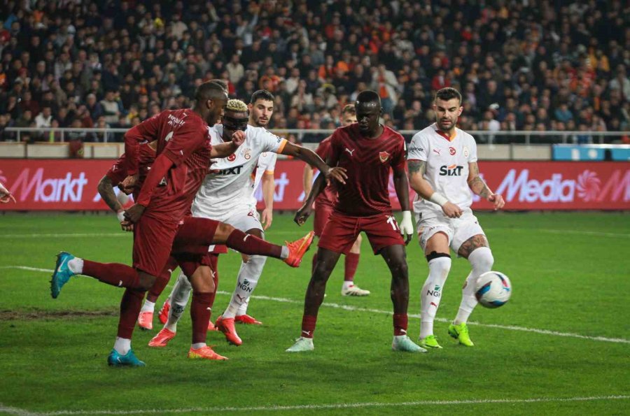 Trendyol Süper Lig: Atakaş Hatayspor: 1 - Galatasaray: 0 (ilk Yarı)