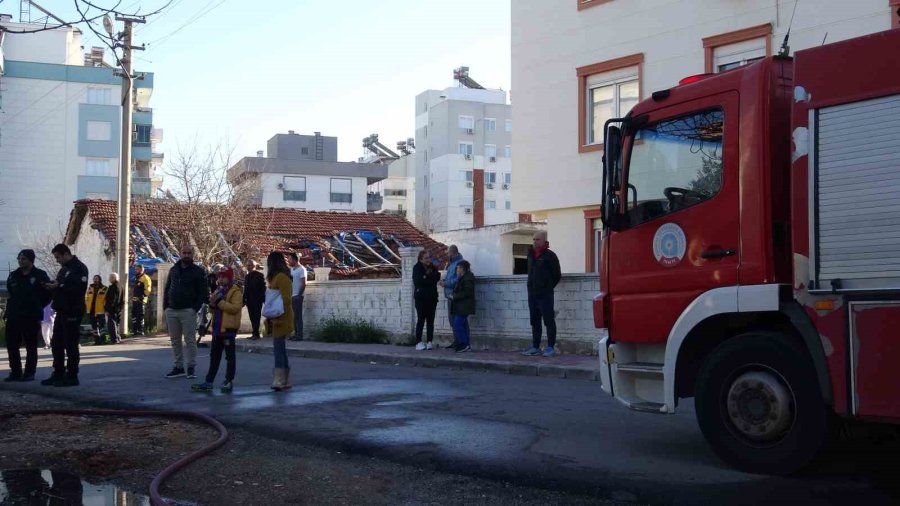 Antalya’da Ev Alev Alev Yandı, Dumanlar Gökyüzünü Kapladı