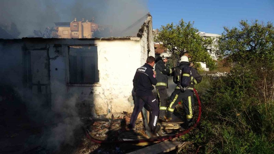 Antalya’da Ev Alev Alev Yandı, Dumanlar Gökyüzünü Kapladı