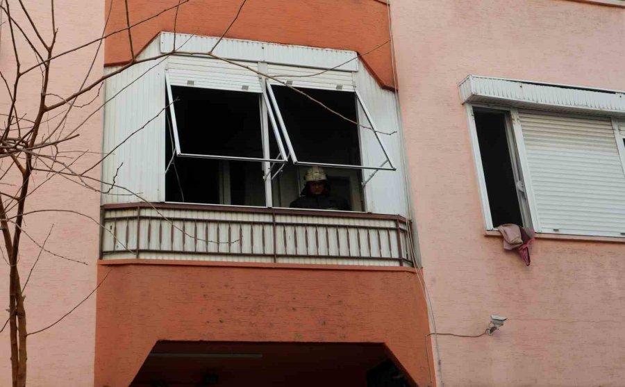 Balkondaki Sprey Kutuları Patladı, Mahalleli Sokağa Döküldü