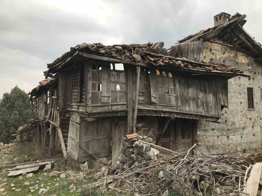 Yüksek Restorasyon Maliyeti Ve Mirasçılar Arasındaki Anlaşmazlık Düğmeli Evleri Yok Ediyor