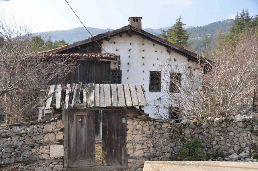 Yüksek Restorasyon Maliyeti Ve Mirasçılar Arasındaki Anlaşmazlık Düğmeli Evleri Yok Ediyor