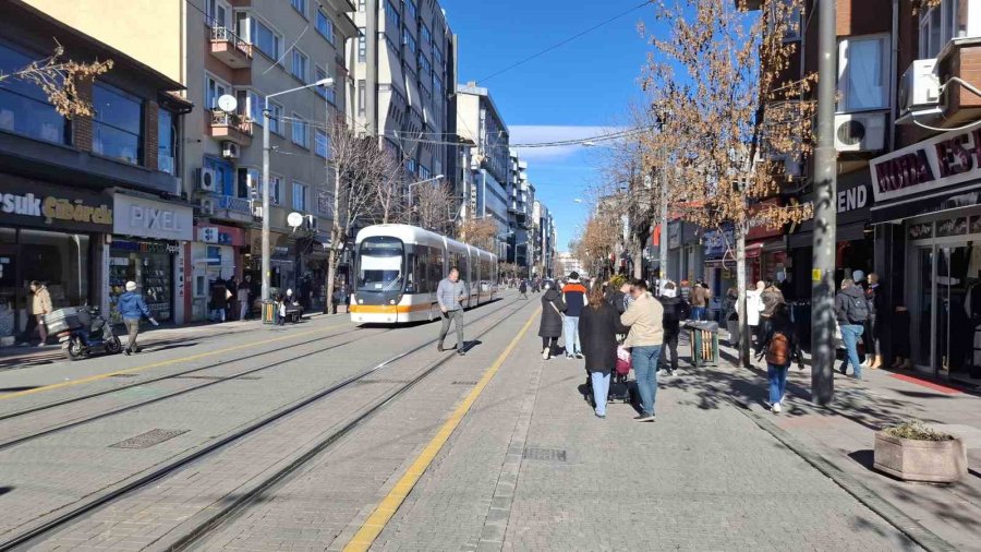 Güneşli Havayı Fırsat Bilen Vatandaşlar Kent Merkezinde Yoğunluk Oluşturdu