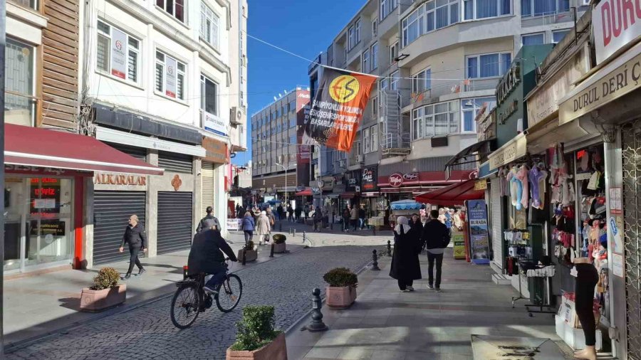 Güneşli Havayı Fırsat Bilen Vatandaşlar Kent Merkezinde Yoğunluk Oluşturdu