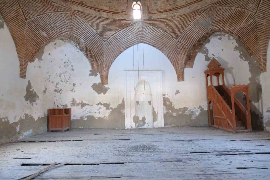 Tarihi Anadolu Selçuklu Camii Yenileniyor