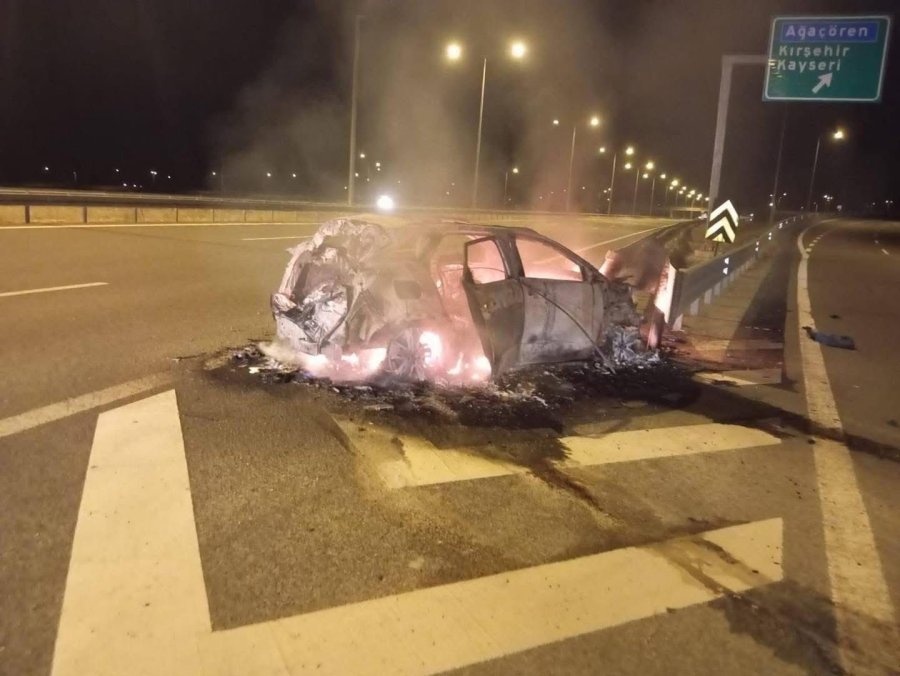 Aksaray’da 3 Kişinin Yaralandığı Kaza Sonrası Yanan Araç Demir Yığınına Döndü