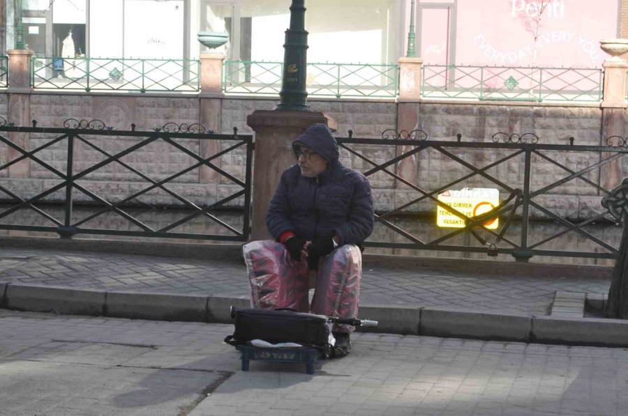 Soğuk, Kar, Yağmur Demeden Yıllardır Sokakta Sanatını İcra Ediyor