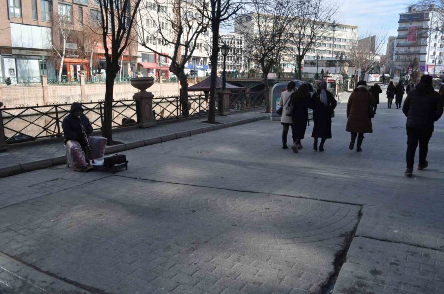 Soğuk, Kar, Yağmur Demeden Yıllardır Sokakta Sanatını İcra Ediyor