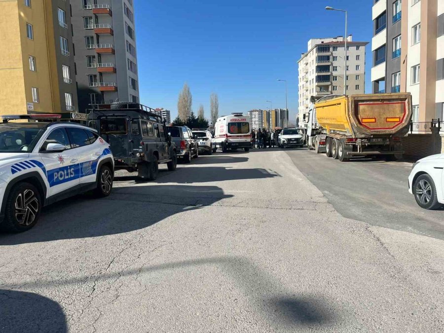 Özel Harekat Polisi Tabanca İle Vurulmuş Halde Ölü Bulundu