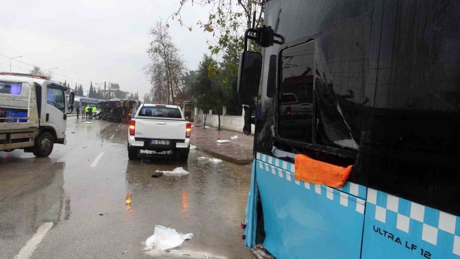 Gübre Yüklü Kamyon Çarpıştığı Otomobili Metrelerce Sürükleyip Üzerine Devrildi