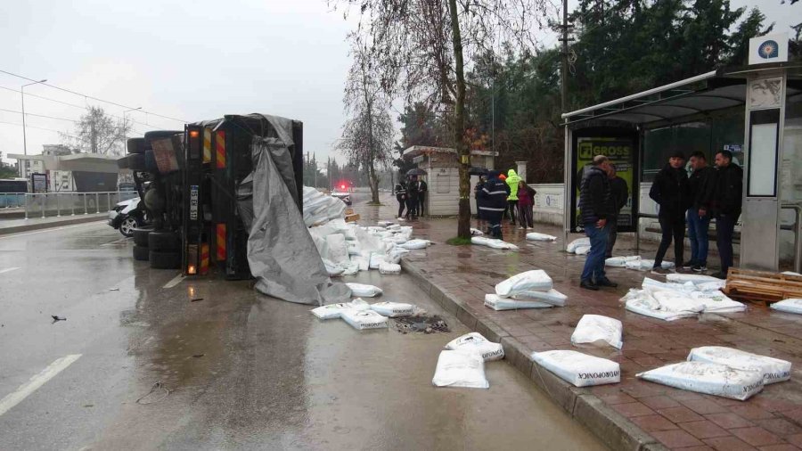 Gübre Yüklü Kamyon Çarpıştığı Otomobili Metrelerce Sürükleyip Üzerine Devrildi