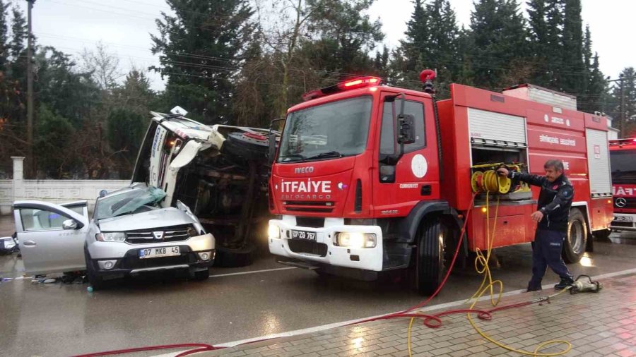 Gübre Yüklü Kamyon Çarpıştığı Otomobili Metrelerce Sürükleyip Üzerine Devrildi