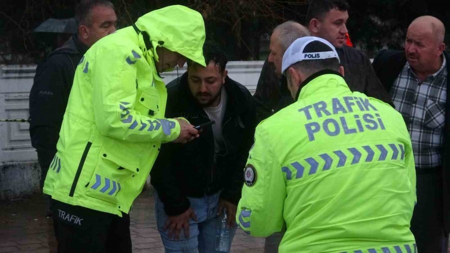 Gübre Yüklü Kamyon Çarpıştığı Otomobili Metrelerce Sürükleyip Üzerine Devrildi