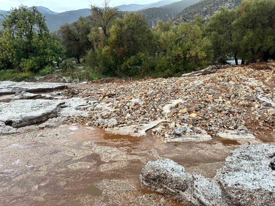 Körfez Çamur Rengine Döndü, Dolu Yağışı Seralara Zarar Verdi