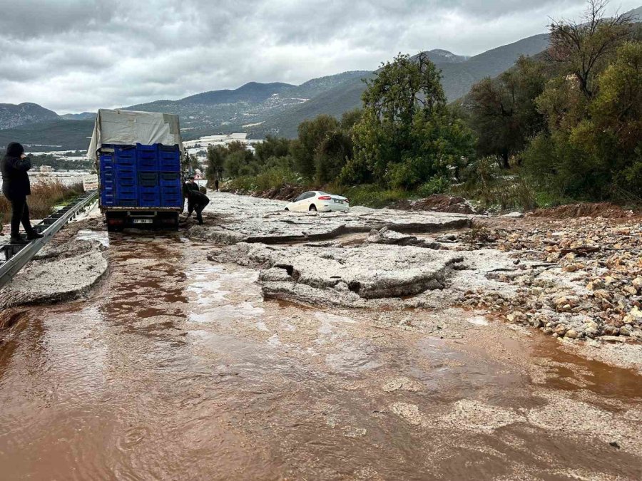 Körfez Çamur Rengine Döndü, Dolu Yağışı Seralara Zarar Verdi