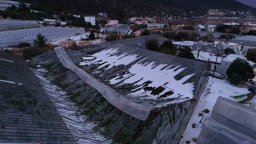 Körfez Çamur Rengine Döndü, Dolu Yağışı Seralara Zarar Verdi