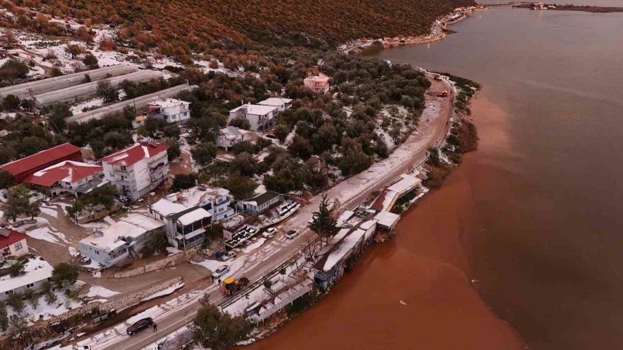 Körfez Çamur Rengine Döndü, Dolu Yağışı Seralara Zarar Verdi