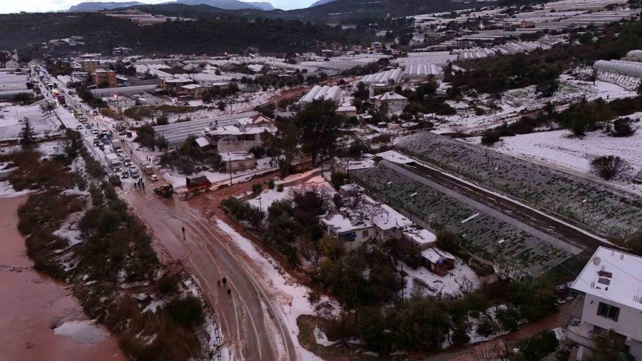 Körfez Çamur Rengine Döndü, Dolu Yağışı Seralara Zarar Verdi