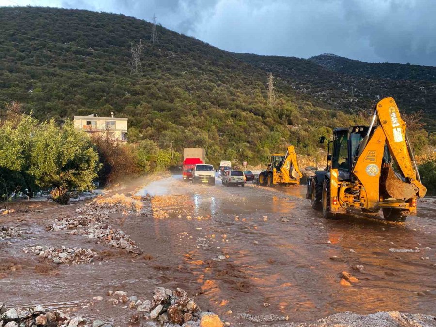 Körfez Çamur Rengine Döndü, Dolu Yağışı Seralara Zarar Verdi