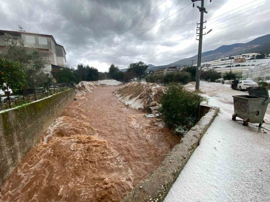 Körfez Çamur Rengine Döndü, Dolu Yağışı Seralara Zarar Verdi