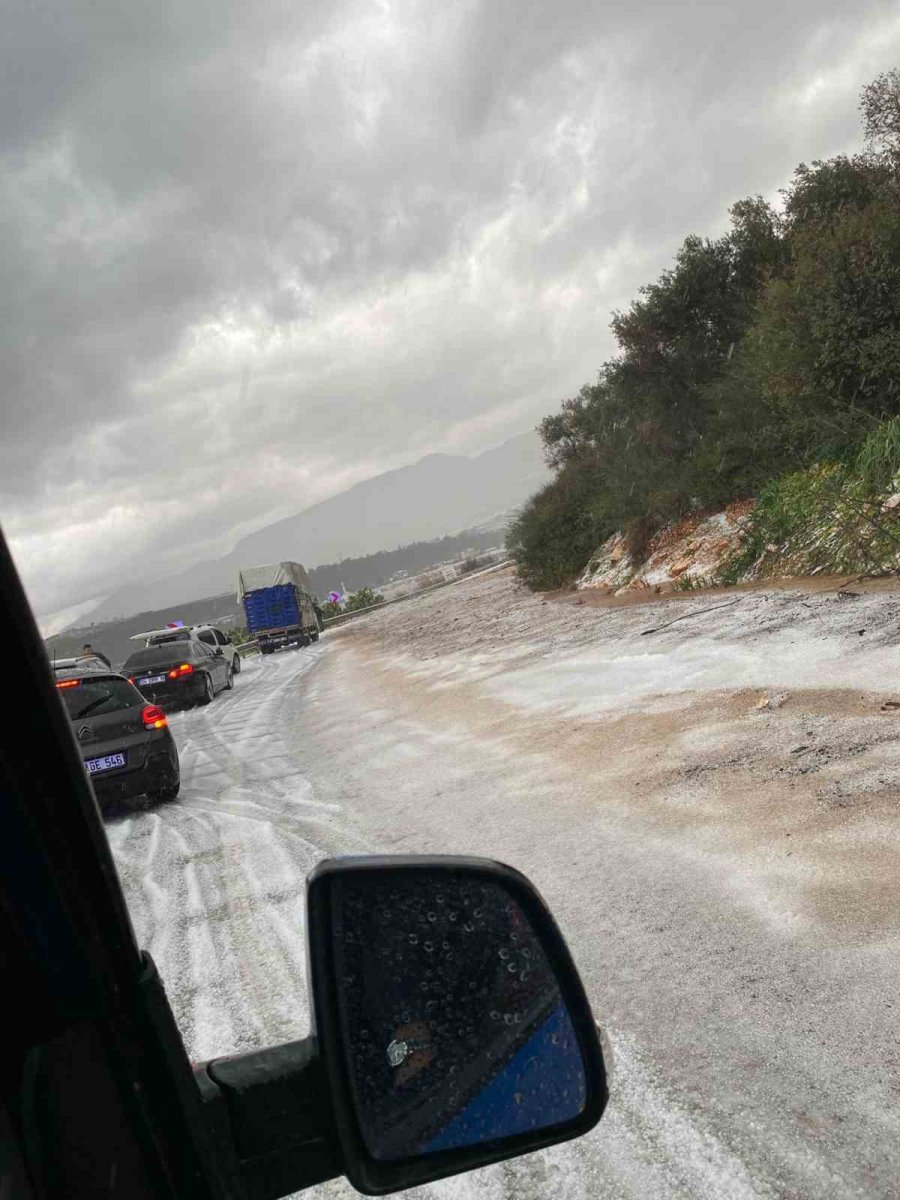 Körfez Çamur Rengine Döndü, Dolu Yağışı Seralara Zarar Verdi