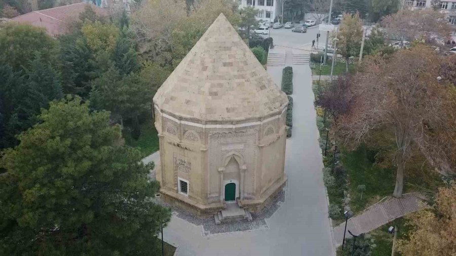 Niğde’de Tarihi Türbelerin Restorasyon Projeleri Değerlendirildi